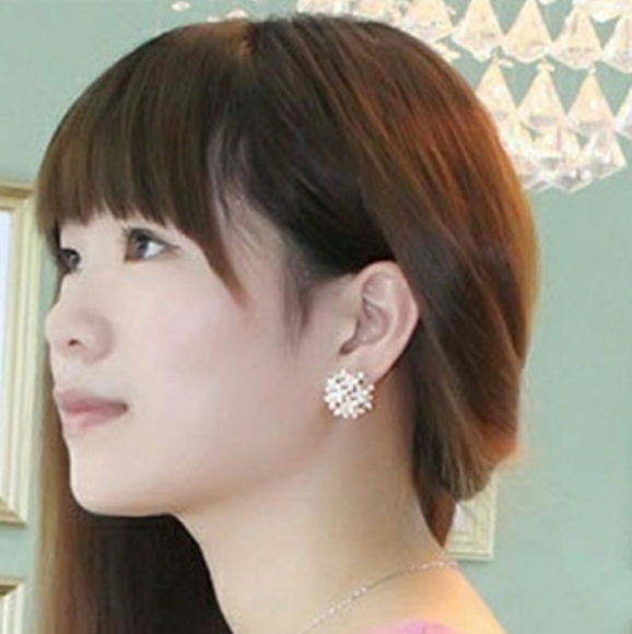 HP🌸Gold Rhinestone Bouquet of Flowers earrings - Picture 3 of 3